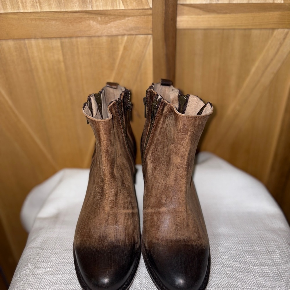 Circle G Two-Tone Brown Leather Ankle Booties with Side Zips - Picture 5 of 7